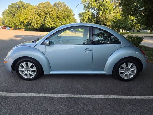 Used 2009 Volkswagen Beetle Coupe FWD image 4