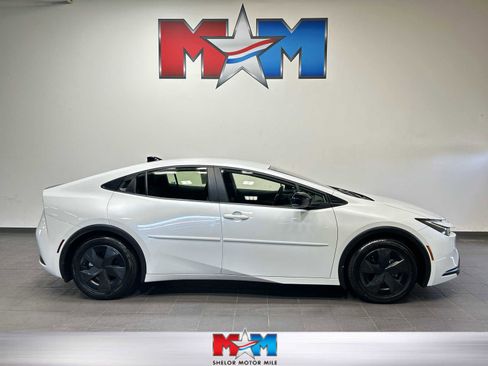 Used 2026 Toyota Prius LE FWD image 1