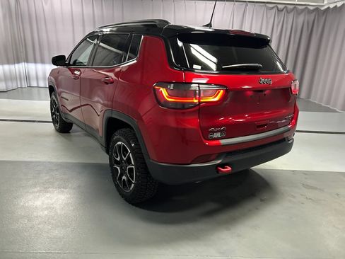 Used 2025 Jeep Compass Trailhawk w/ Trailhawk Elite Group AWD/4WD image 5