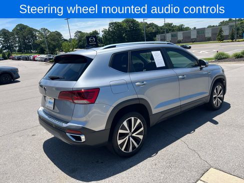 Used 2022 Volkswagen Taos SE w/ Driver Assistance Package FWD image 5