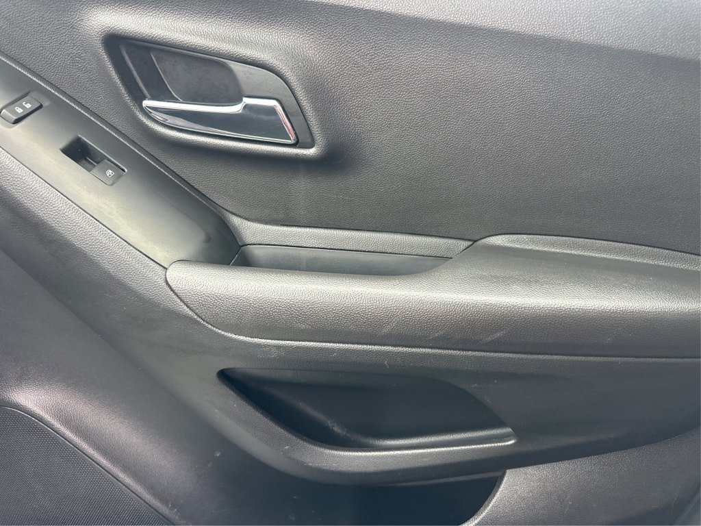 Used 2020 Chevrolet Trax LT w/ LT Convenience Package FWD image 29