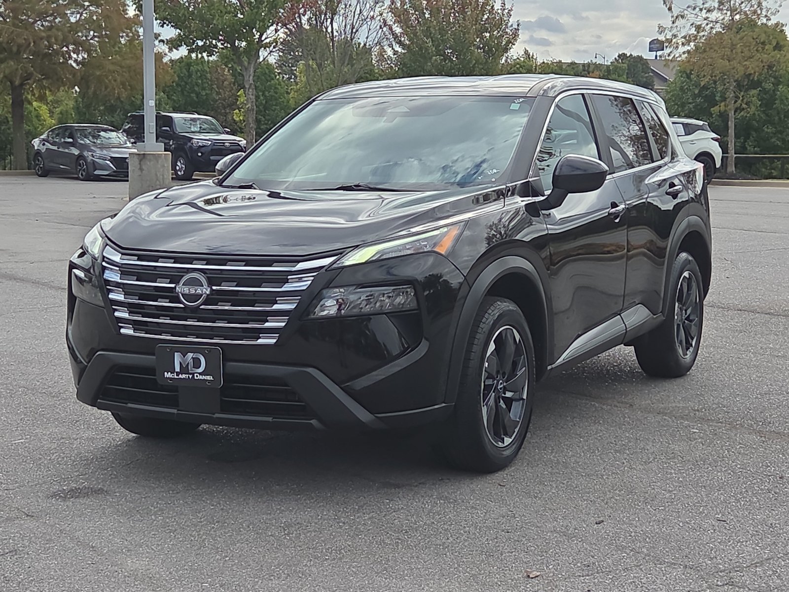 Used 2025 Nissan Rogue SV AWD/4WD image 2