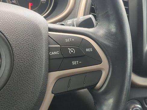 Used 2017 Jeep Cherokee Latitude w/ Comfort/Convenience Group FWD image 28