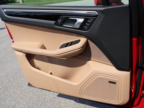 Used 2025 Porsche Macan image 33