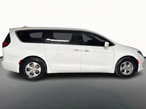 Used 2018 Chrysler Pacifica Touring Plus image 4