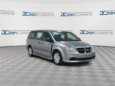 Used 2015 Dodge Grand Caravan American Value Package w/ UConnect Hands-Free Group FWD image 2