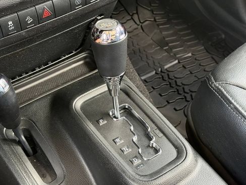 Used 2018 Jeep Wrangler Unlimited Sahara AWD/4WD image 21