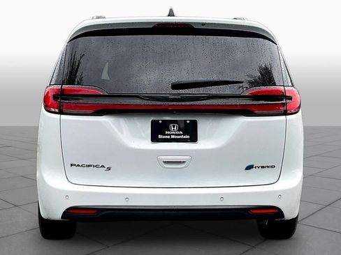 Used 2024 Chrysler Pacifica Premium FWD image 5