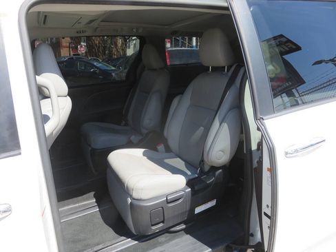 Used 2016 Toyota Sienna Limited Premium FWD image 19
