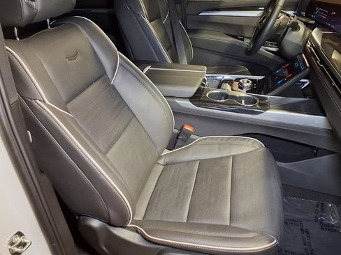 Certified 2025 Cadillac Escalade Sport AWD/4WD image 24