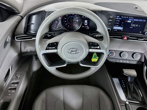 Used 2021 Hyundai Elantra SE FWD image 15