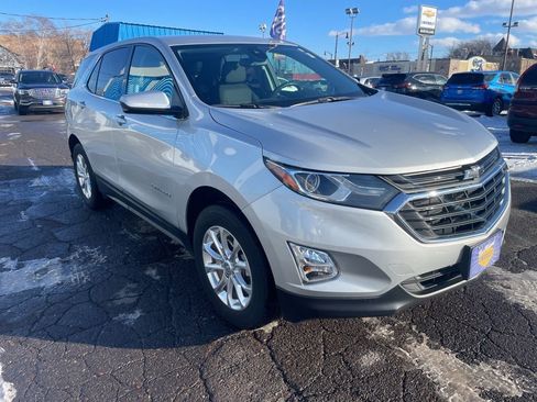 Used 2020 Chevrolet Equinox LT w/ Driver Convenience Package image 3