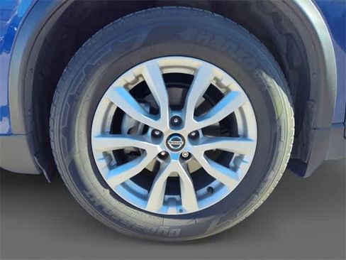 Used 2019 Nissan Rogue SV image 15