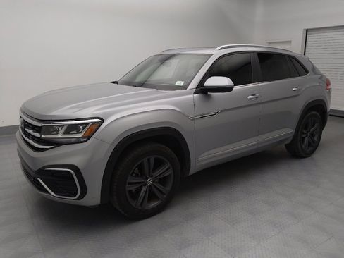 Used 2020 Volkswagen Atlas Cross Sport SE w/ Panoramic Sunroof Package image 2