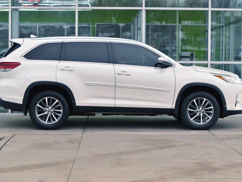 Used 2019 Toyota Highlander XLE image 8