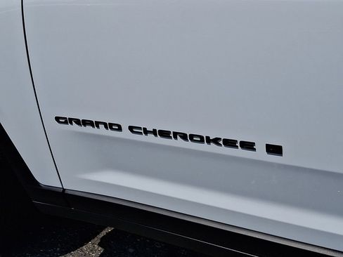 Used 2026 Jeep Grand Cherokee Altitude AWD/4WD image 33