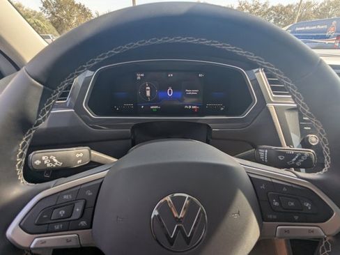 Used 2022 Volkswagen Tiguan SE w/ Panoramic Sunroof Package image 30