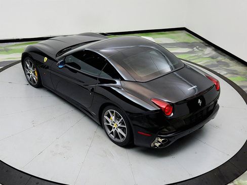 Used 2010 Ferrari California RWD image 28