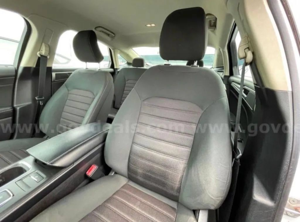 Used 2019 Ford Fusion SE FWD image 14
