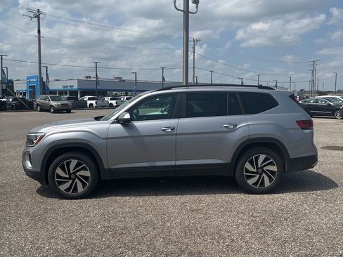 Used 2024 Volkswagen Atlas SE FWD image 2