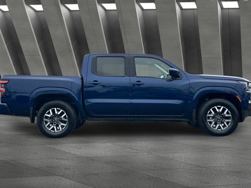 Used 2022 Nissan Frontier SV image 3