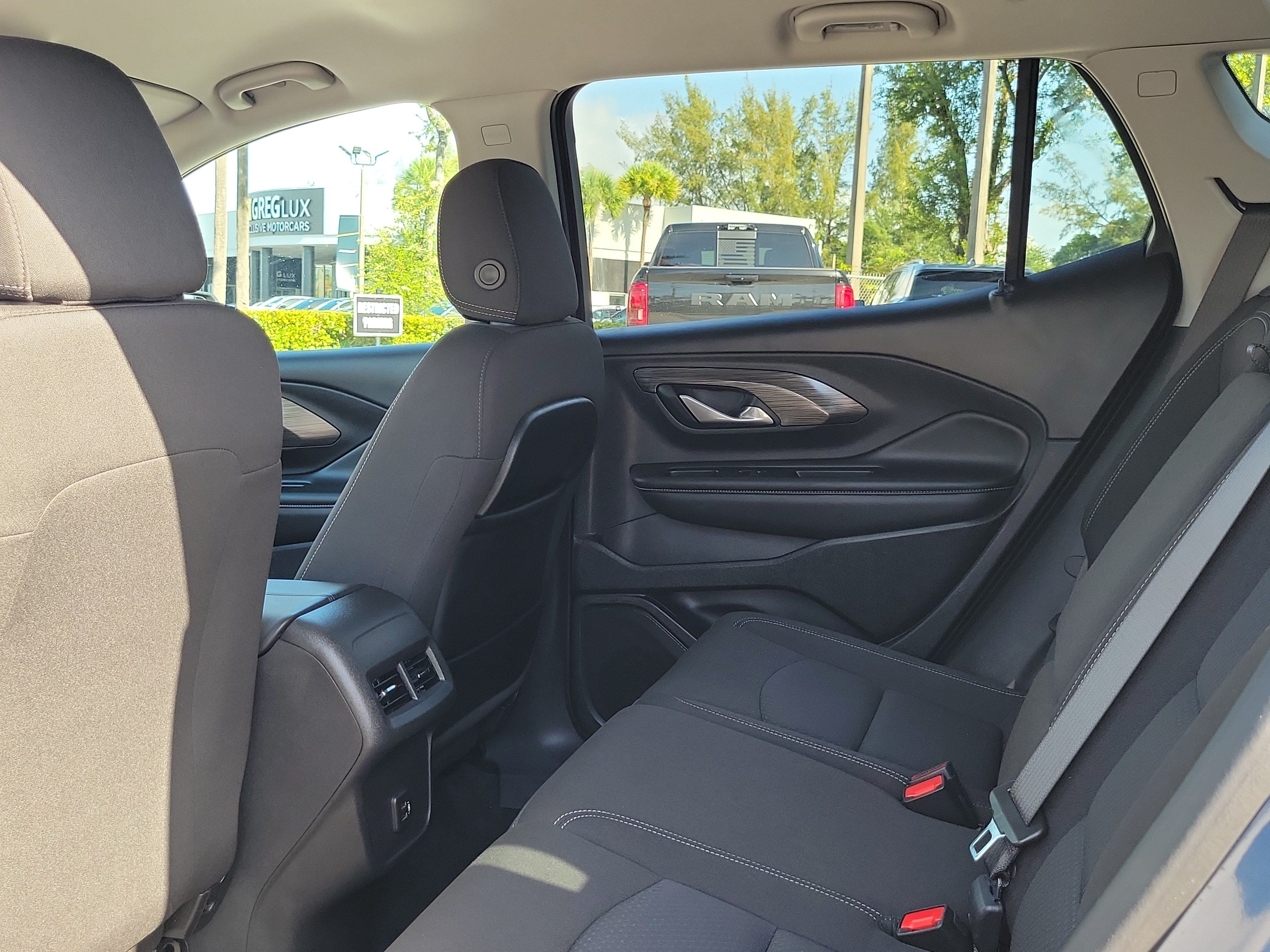 Used 2024 GMC Terrain SLE w/ Driver Convenience Package FWD image 10