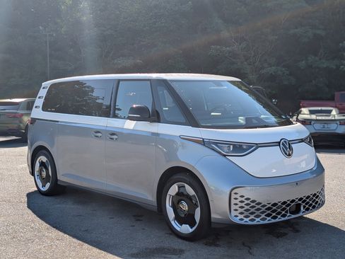 Used 2025 Volkswagen ID. Buzz Pro S Plus RWD image 11