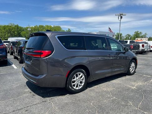Used 2023 Chrysler Pacifica Touring-L FWD image 3