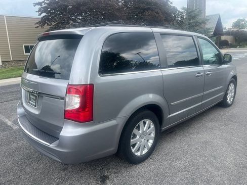Used 2014 Chrysler Town & Country Touring FWD image 3