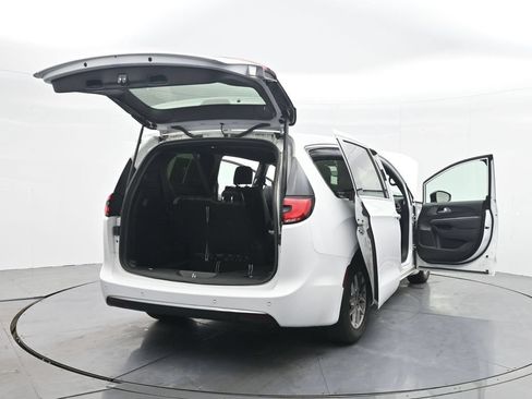 Used 2025 Chrysler Pacifica Select FWD image 44