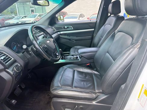 Used 2017 Ford Explorer XLT w/ Equipment Group 202A AWD/4WD image 11