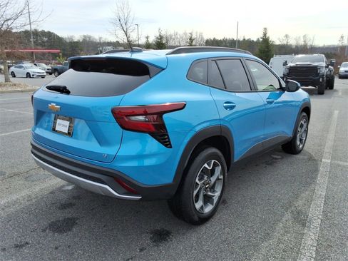 Certified 2025 Chevrolet Trax LT w/ Driver Confidence Package image 5