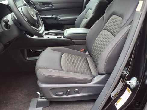 Used 2024 Nissan Pathfinder SV image 13