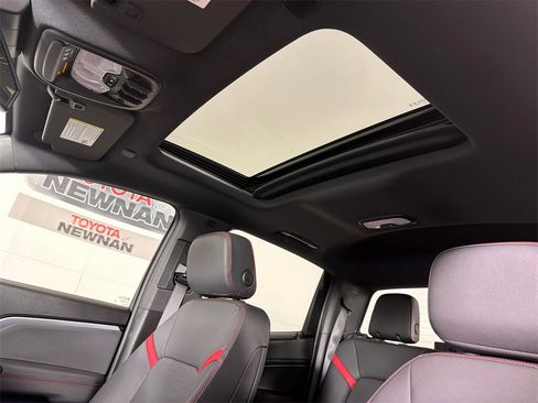 Used 2026 Chevrolet Colorado Z71 w/ Technology Package image 2