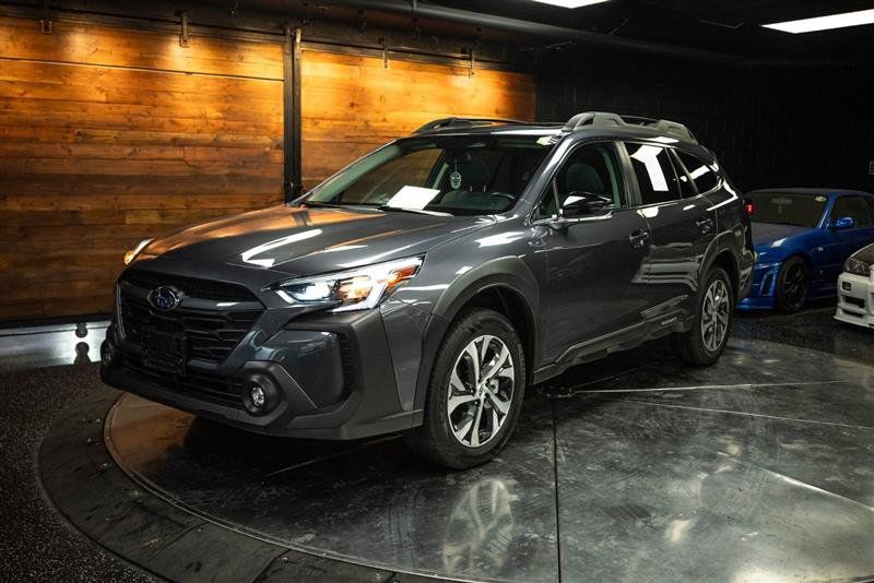 Used 2025 Subaru Outback Premium AWD/4WD image 2