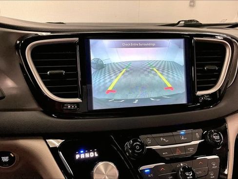 Used 2023 Chrysler Pacifica Touring-L FWD image 27