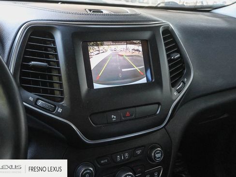 Used 2019 Jeep Cherokee Latitude Plus w/ Comfort/Convenience Group FWD image 25