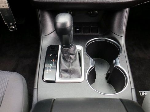 Used 2015 Toyota Highlander LE image 25