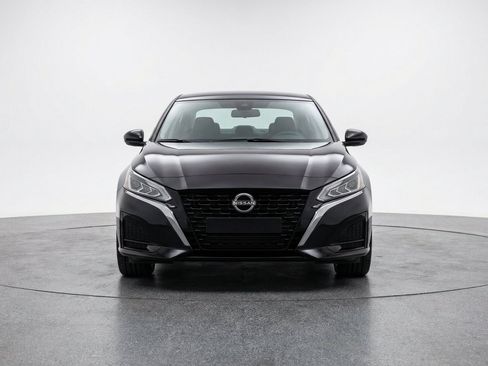 Used 2025 Nissan Altima 2.5 SV FWD image 2