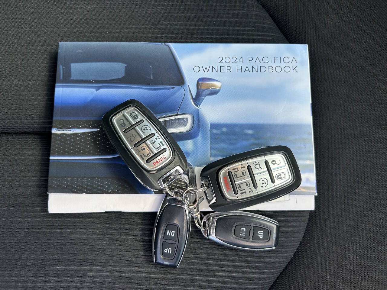 Used 2024 Chrysler Pacifica Touring FWD image 30