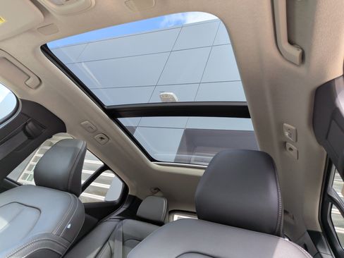 Used 2025 Volvo XC40 B5 Core image 27