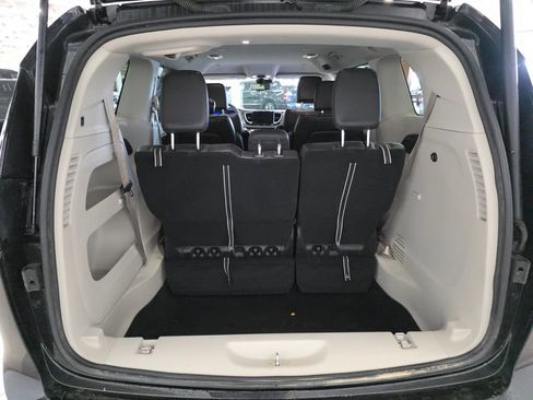 Used 2022 Chrysler Pacifica Touring-L image 12