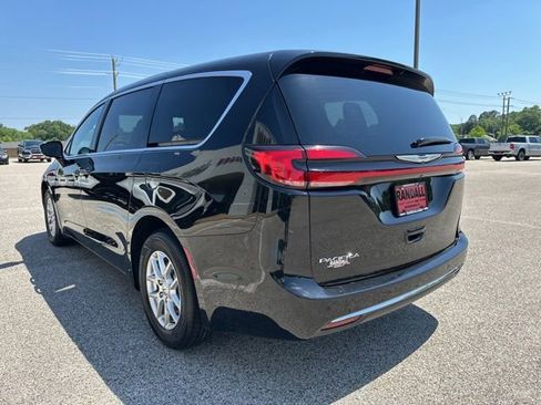 Used 2025 Chrysler Pacifica Select FWD image 5