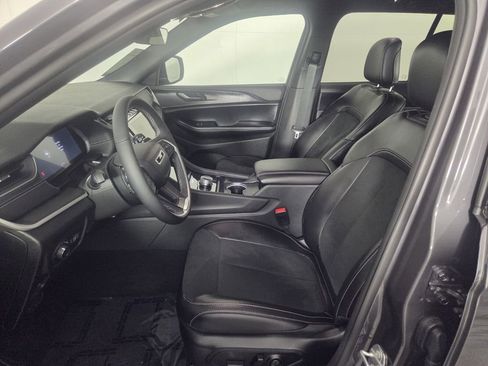 New 2025 Jeep Grand Cherokee Altitude image 8