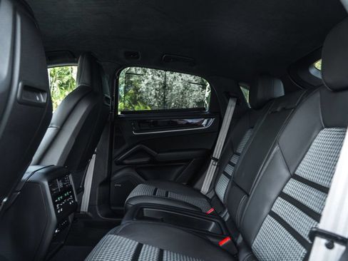 Used 2024 Porsche Cayenne S AWD/4WD image 19