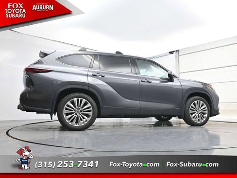 Used 2024 Toyota Highlander Platinum AWD/4WD image 23