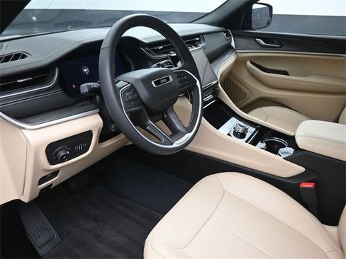 Used 2023 Jeep Grand Cherokee L Limited w/ Luxury Tech Group II image 19