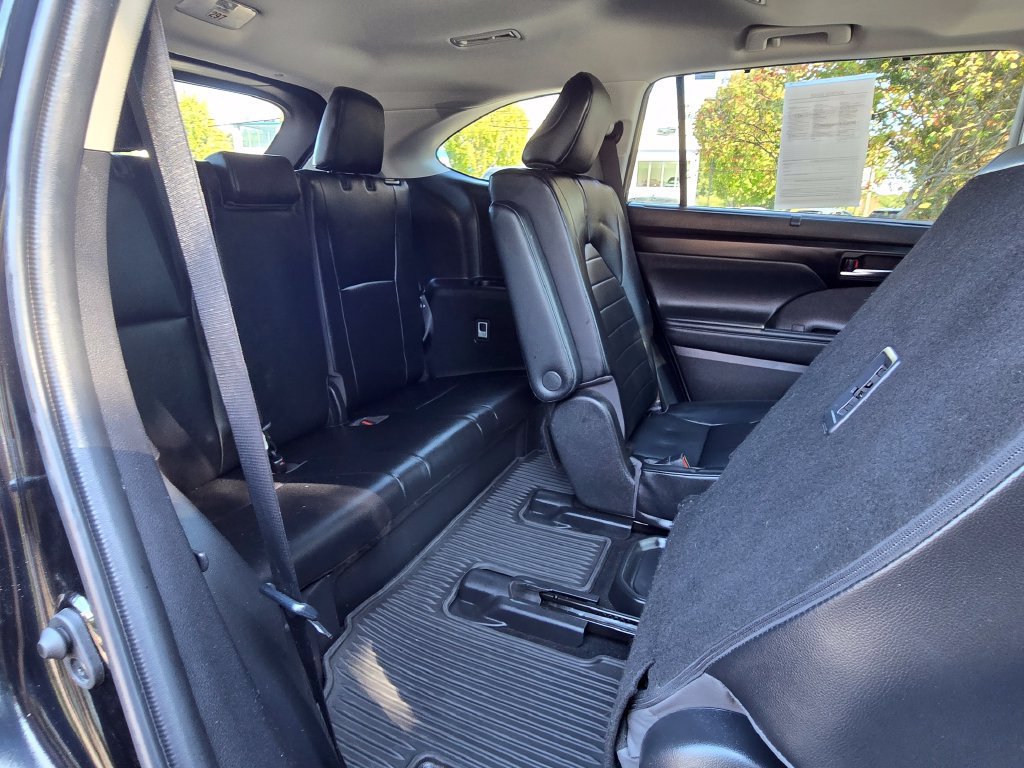 Used 2022 Toyota Highlander XLE AWD/4WD image 16