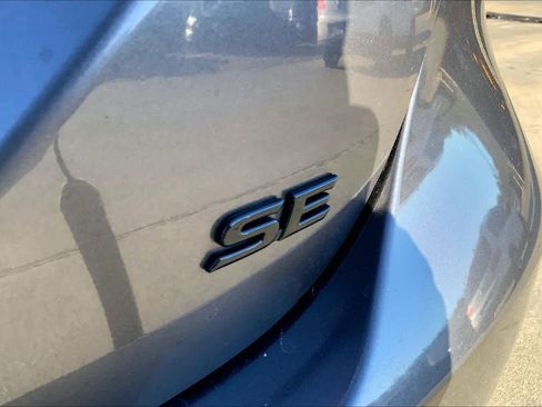 Used 2022 Toyota Camry SE image 9