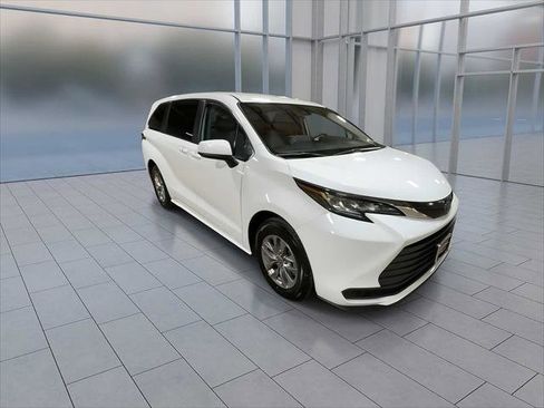 Certified 2022 Toyota Sienna LE FWD image 2